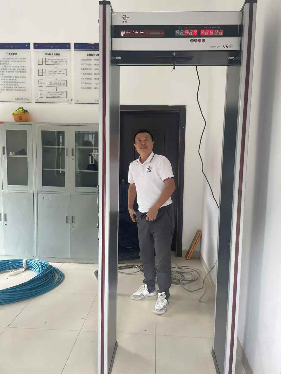 2024年11月 某部隊(duì)安裝安檢門(mén)加安檢機(jī)  驗(yàn)收完畢